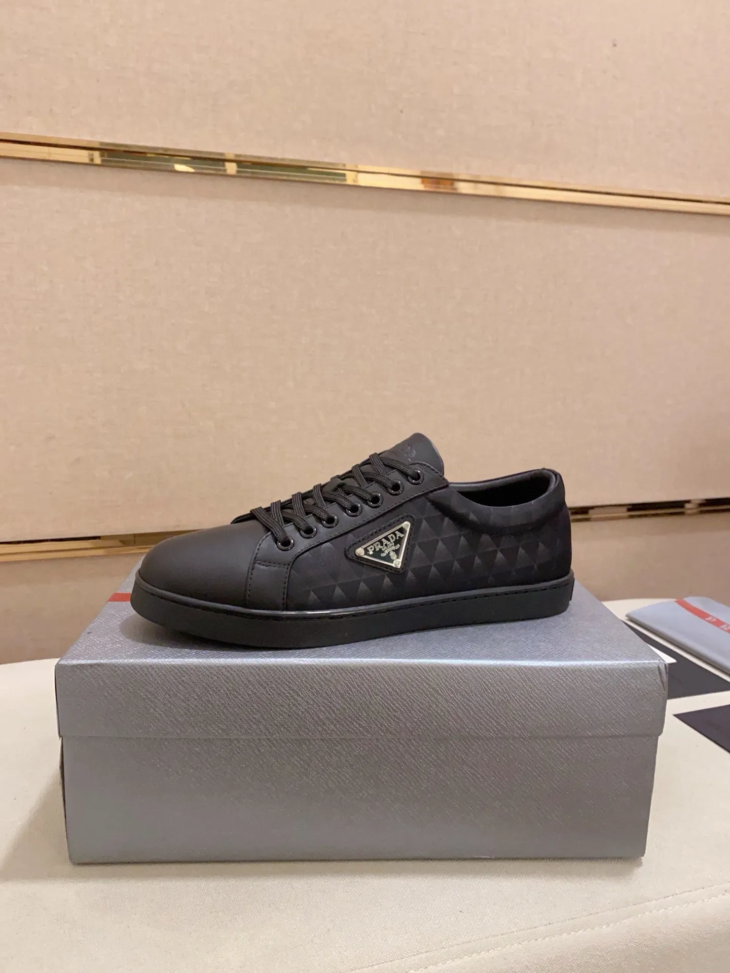 Men's shoes 💰 580💰 ✔️✔️✔️High-quality new PRADA counters are launched at the same time. The new men's shoes and 😘fabrics are selected from first-layer cowhide and are made by pure handicrafts. Lining: Full cowhide lining. 👍🏿 High-end ☄️ air-cushion molded anti-slip rubber outsole, exquisite lines, simple and elegant, comfortable and high-end for leisure travel. Code number: 38 to 44 (45 can be customized)